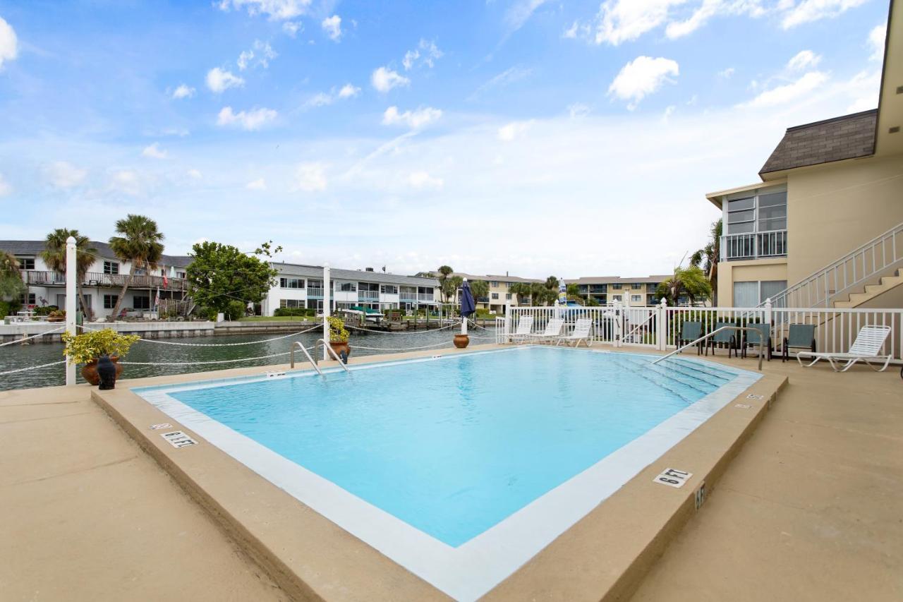 Funshine Pointe Capri Lägenhet St. Pete Beach Exteriör bild