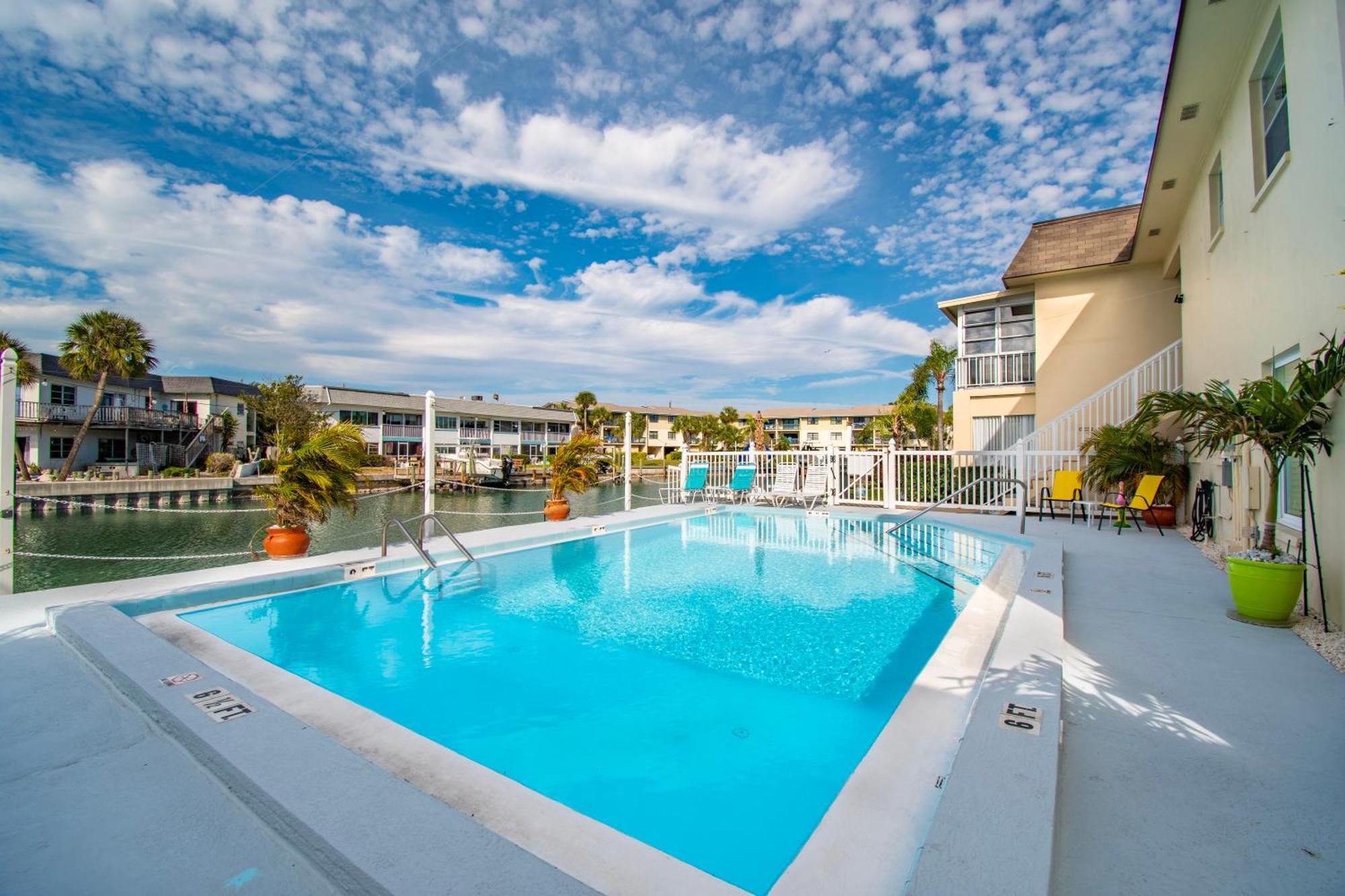 Funshine Pointe Capri Lägenhet St. Pete Beach Exteriör bild