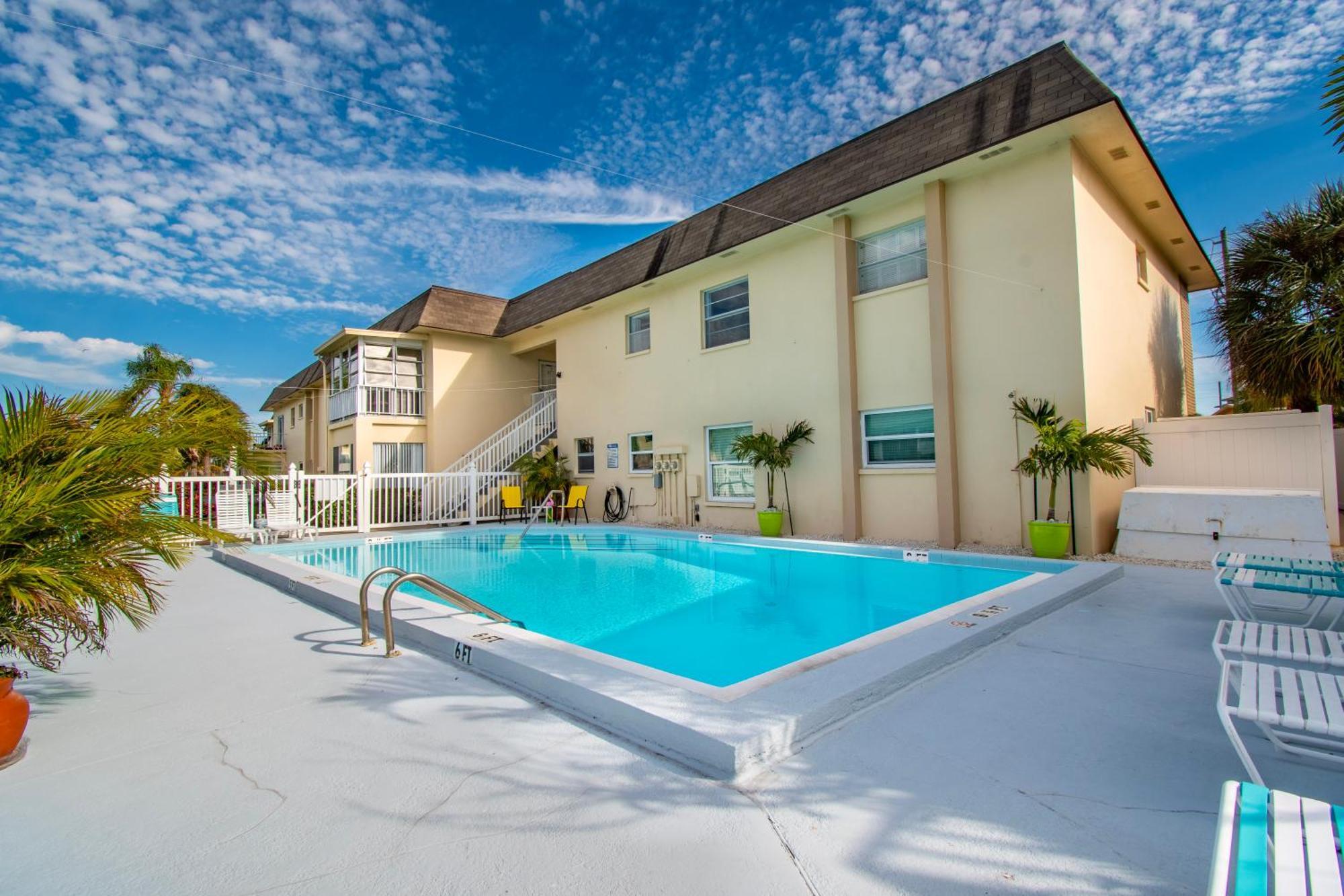 Funshine Pointe Capri Lägenhet St. Pete Beach Exteriör bild
