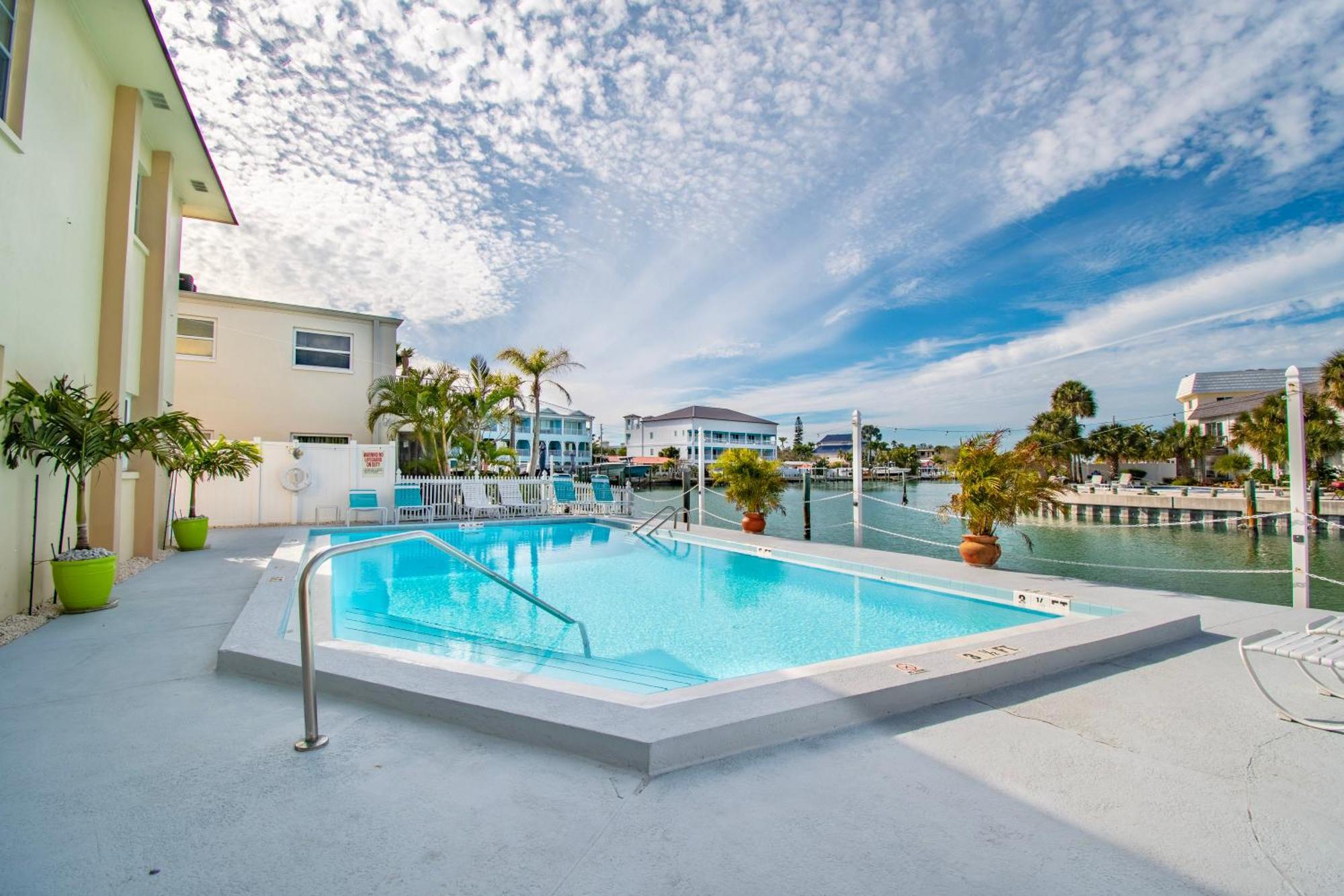 Funshine Pointe Capri Lägenhet St. Pete Beach Exteriör bild